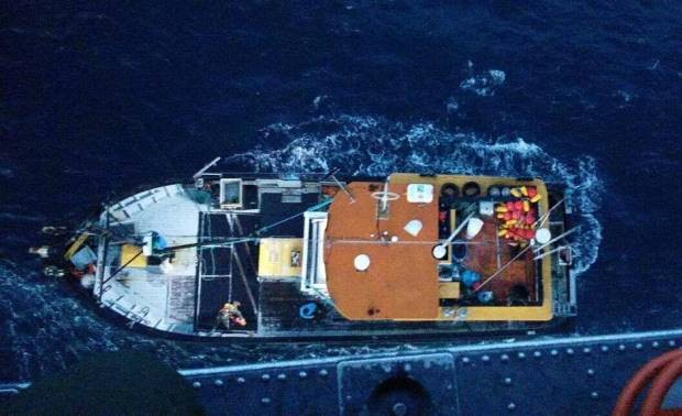 Imagem da embarcação onde o pescador estava, feita pelo helicóptero de salvamento (Foto: Base Aérea de Santa Maria/Divulgação)