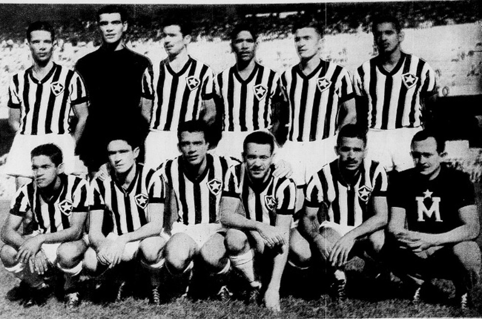 Formação base do Botafogo em 1953: Gérson dos Santos, Gilson, Nilton Santos, Araty, Bob e Juvenal; agachados estão Garrincha, Dino da Costa, Carlyle, Geninho e Braguinha — Foto: Reprodução / Esporte Ilustrado
