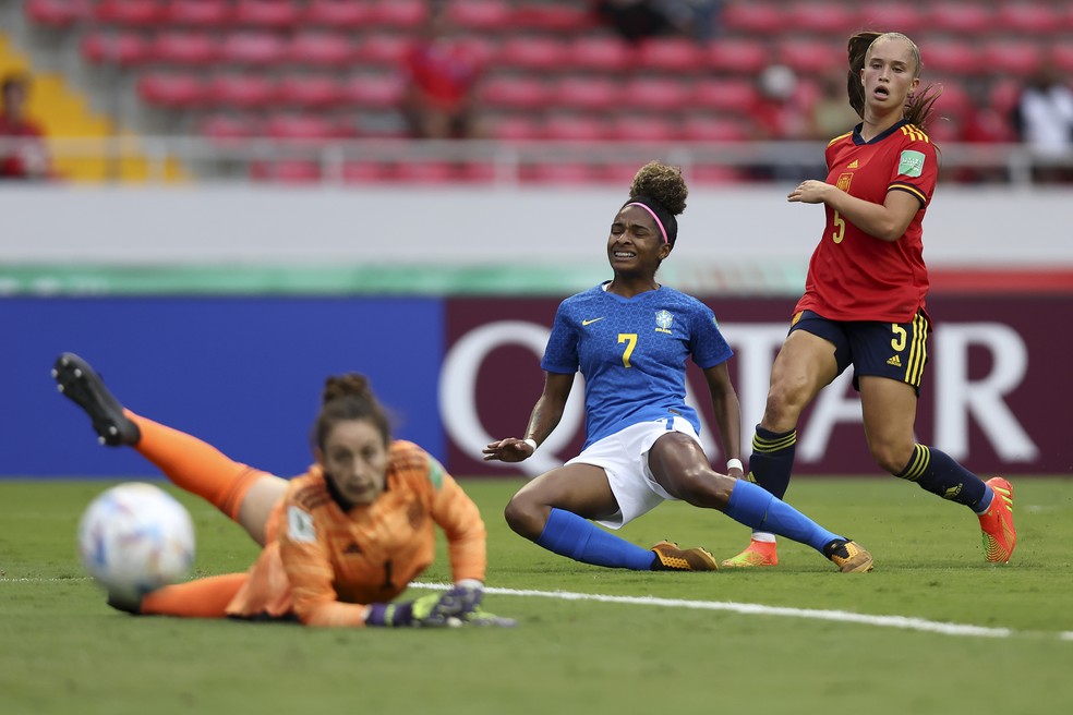 Luany lamenta uma das melhores chances perdidas pelo Brasil contra a Espanha, na estreia do Mundial Sub-20 Feminino — Foto: Buda Mendes/FIFA via Getty Images