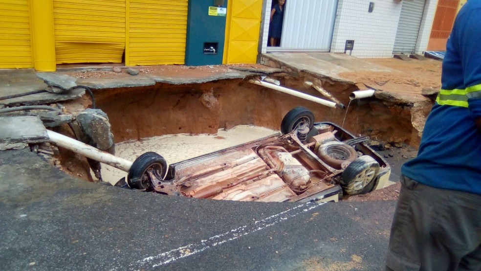 Cratera se abre após rompimento de adutora no bairro Parque Piauí, em Teresina. — Foto: Reprodução