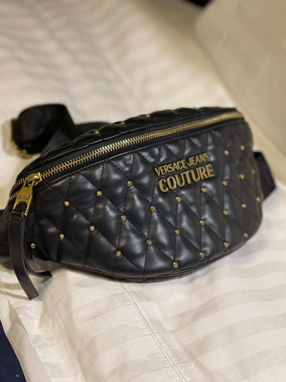 Bolsa de cintura Versace Jeans Couture com tachas; preço sob consulta