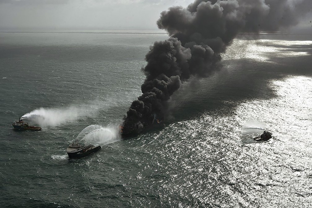 Fumaça negra sai do navio porta-contêineres MV X-Press Pearl em chamas próximo ao porto de Colombo, na costa oeste do Sri Lanka, em foto de 26 de maio de 2021 — Foto: Força Aérea do Sri Lanka via AP