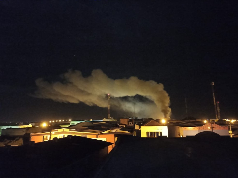 Incêndio era visto de longe em Parnaíba — Foto: Reprodução