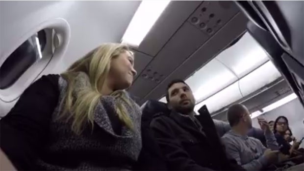 Piloto anuncia gravidez de passageira em vôo: marido ficou surpreso (Foto: Reprodução/ Facebook)