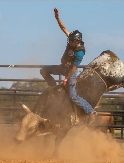 Conheça o primeiro brasileiro a atuar como salva-vidas no mundial de  rodeios nos EUA - Revista Globo Rural