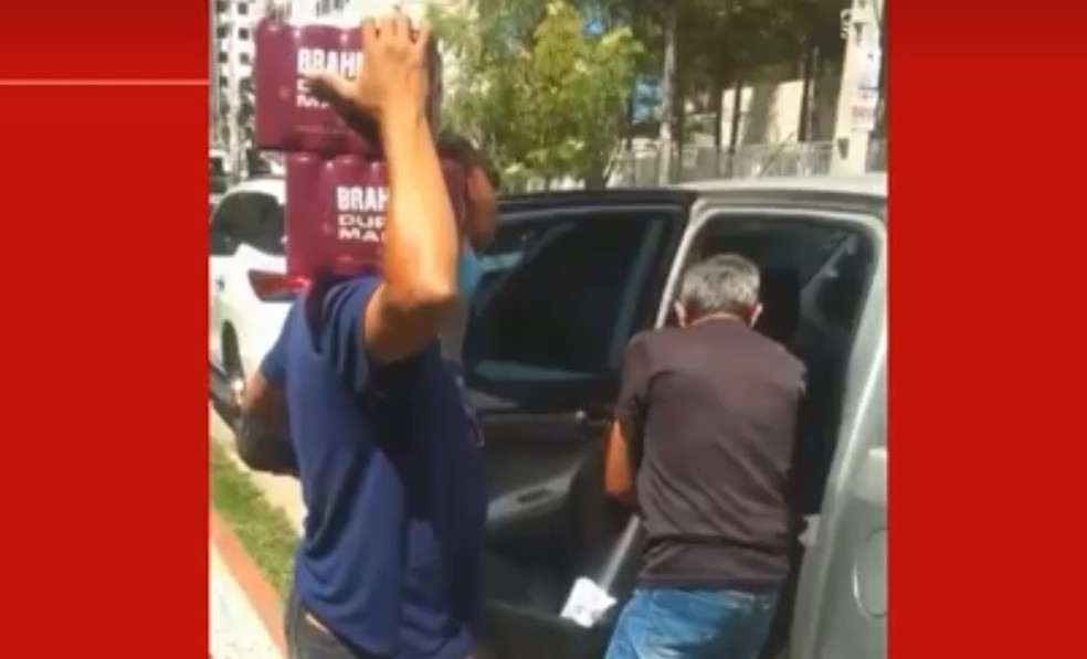 Servidor público do Ceará usa carro oficial para comprar cerveja e é exonerado do cargo — Foto: Reprodução