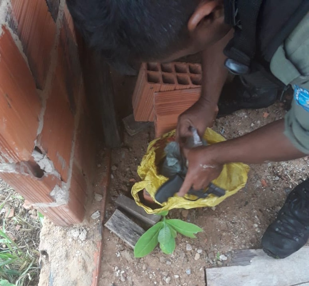 Um revólver e 700 gramas de crack foram encontradas na casa do homem que dirigia para o casal, em Parnaíba - Piauí — Foto: Divulgação/ Polícia Militar