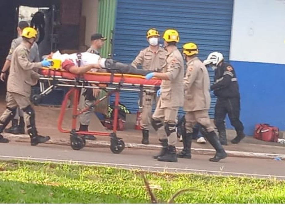Bombeiros resgatam vítima após a queda da aeronave na capital goiana