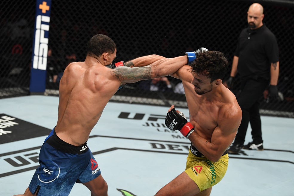 Ricardo Carcacinha golpeia Journey Newson no UFC Minneapolis — Foto: Getty Images