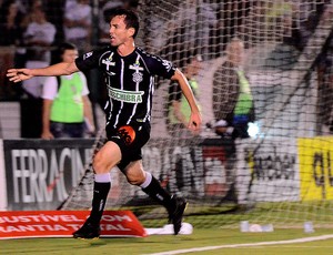 fernandes figueirense gol joinville (Foto: Petra Mafalda / Agência Estado)