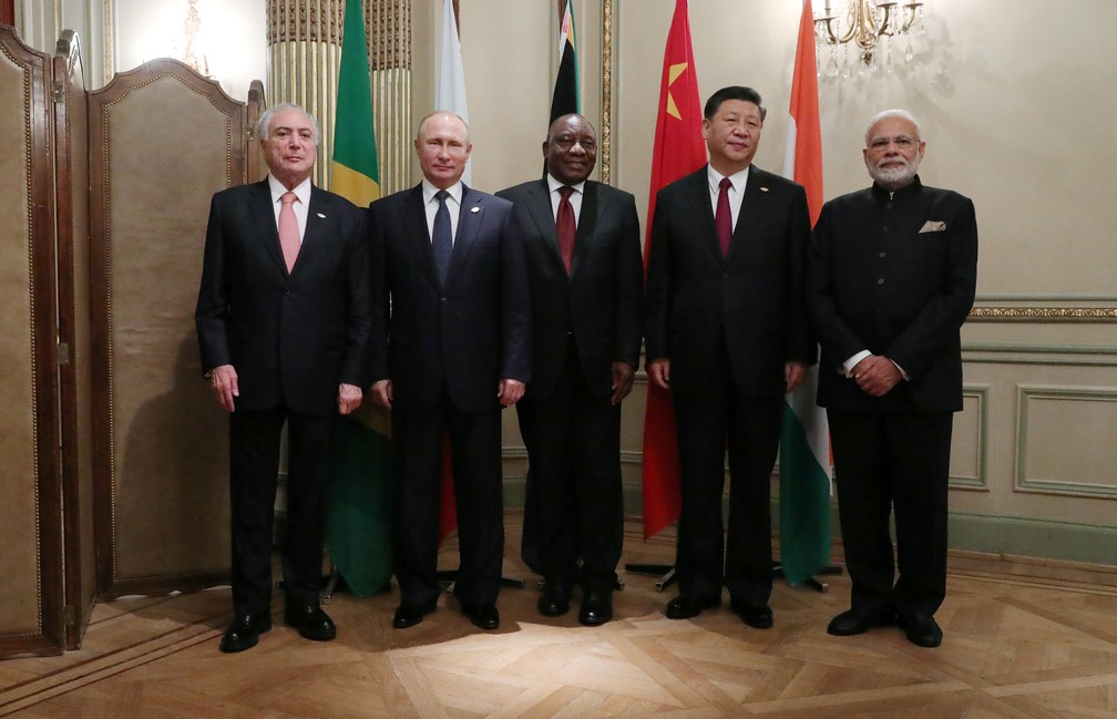 Líderes dos Brics - Brasil, Rússia, África do Sul, China e Índia - posam para foto durante encontro no G20, em Buenos Aires, na sexta-feira (30)  — Foto: Reuters