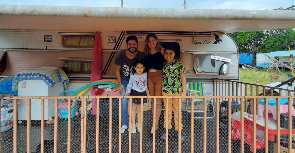 José, Franciele, Pietro e Antonela compõem uma das famílias que fazem parte do elenco do Circo do Tubinho — Foto: Júlia Heloisa Silva/G1