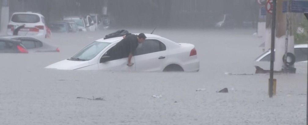 Chuva alaga avenidas e deixa carro boiando em SP — Foto: Reprodução