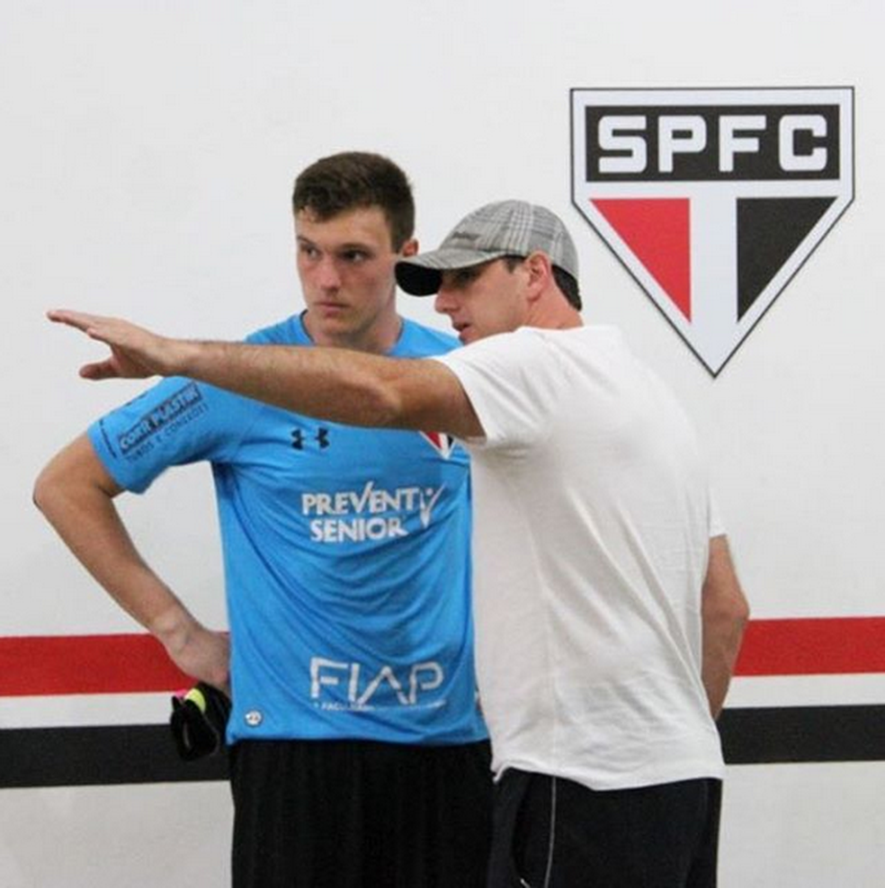 Lucas Perri conversa com Rogério Ceni no São Paulo: técnico treinou garoto em 2017 — Foto: Reprodução/Instagram