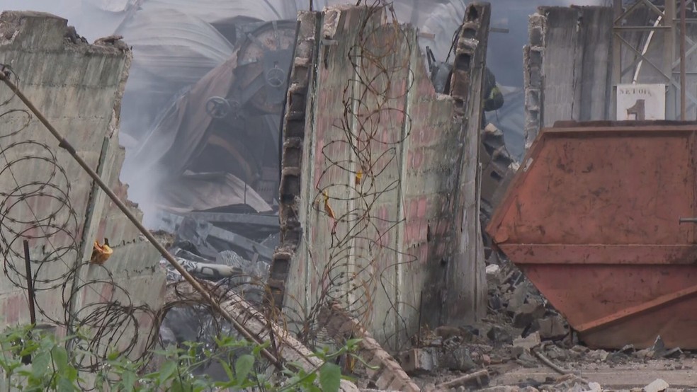 Galpão ficou completamente destruído durante incêndio  — Foto: Reprodução/TV Glob