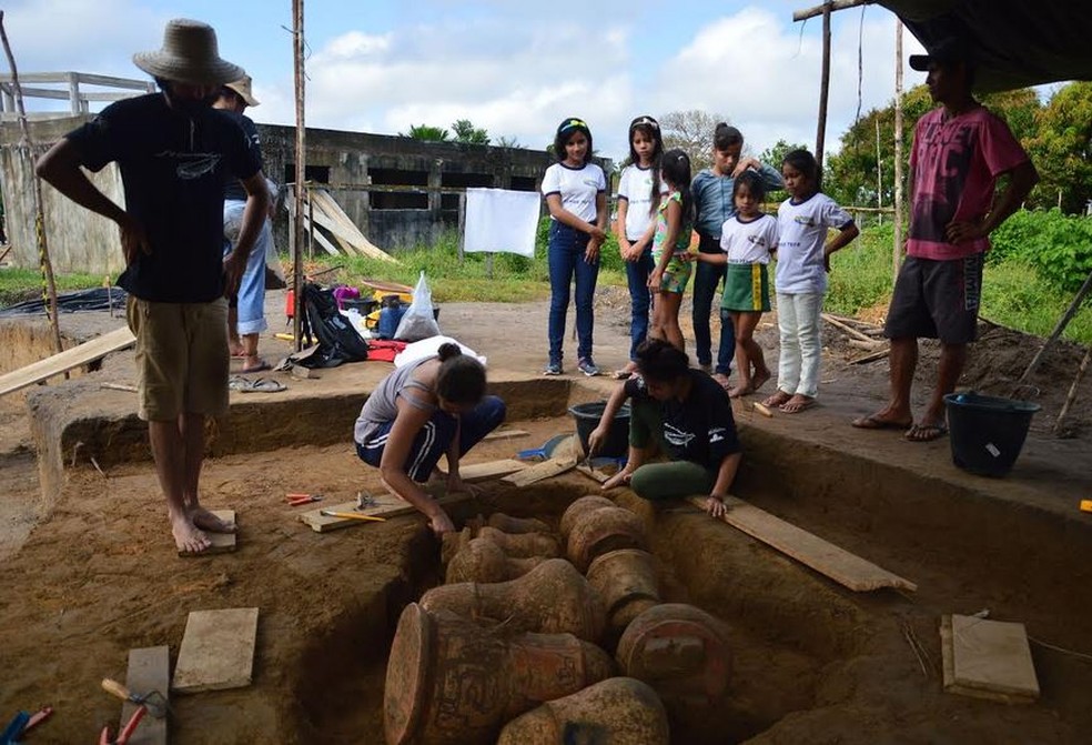 Descoberta de urnas é acompanhada de perto pela comunidade (Foto: Acervo do Laboratório de Arqueologia do Instituto Mamirauá)