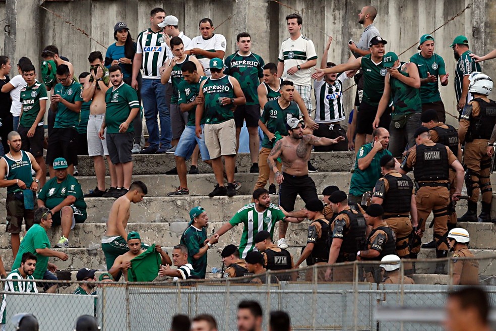 Briga começou entre torcedores dentro do setor de visitantes  — Foto: Hedeson Alves/Gazeta do Povo