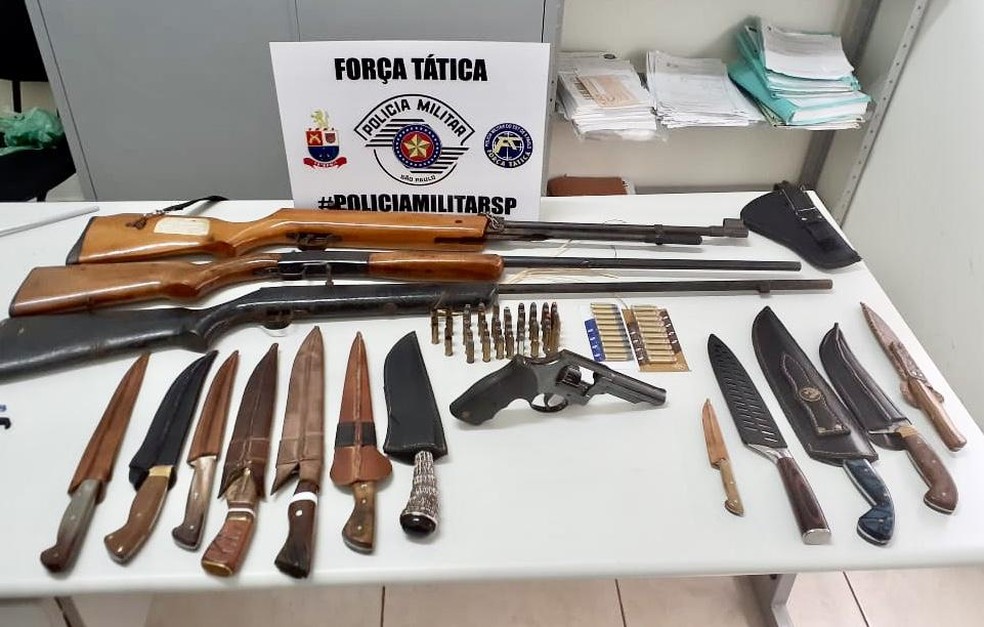 Espingardas, revólver, facas e munições foram apreendidos em Regente Feijó — Foto: Polícia Militar