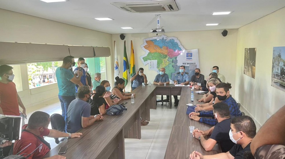 Reunião ocorreu nesta sexta-feira (28) para seleção de camelôs que vão ganhar boxes — Foto: Asscom/Prefeitura de Rio Branco