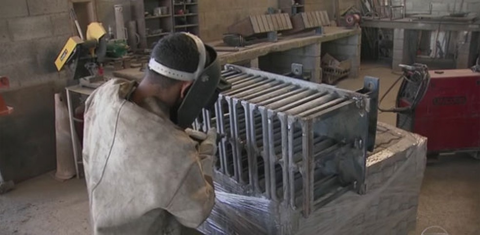 Trabalhador na indústria (Foto: Reprodução/TV Globo)