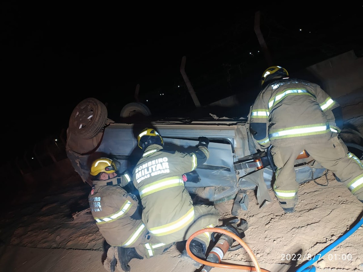 Homem fica ferido após carro capotar no Anel Rodoviário de Montes Claros