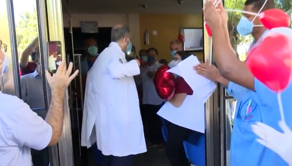 Na saída, Dr. Júlio vestiu o jaleco de médico — Foto: Reprodução/TV Santa Cruz