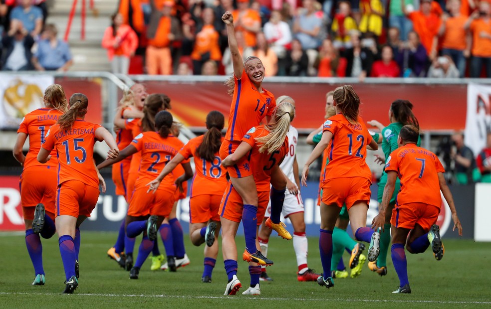 Holandesas comemoram o título inédito (Foto: Yves Herman/Reuters)