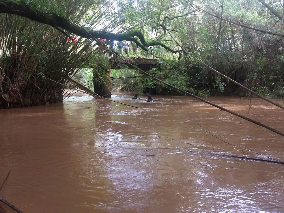 Segundo os bombeiros, carro foi localizado a 10m de distância da ponte de madeira de onde caiu e a 3m de profundidade no Rio Elvas em Barbacena — Foto: Corpo de Bombeiros/Divulgação