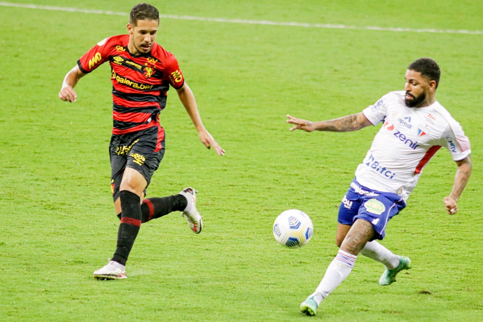 Pedro Henrique em ação pelo Sport contra o Fortaleza — Foto: Rafael Vieira/AGIF
