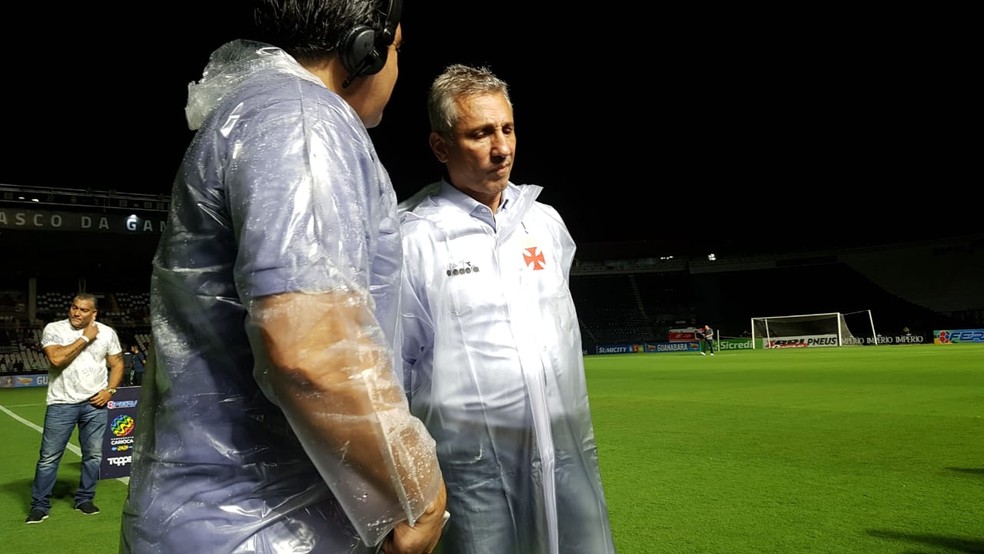 Alexandre Campello, presidente do Vasco, conversa com Eudes J�nior, rep�rter do Sportv � Foto: Hector Werlang