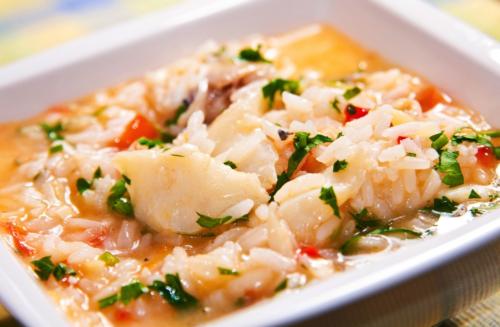 Sugestão de prato principal é o arroz com bacalhau — Foto: Adobe Stock