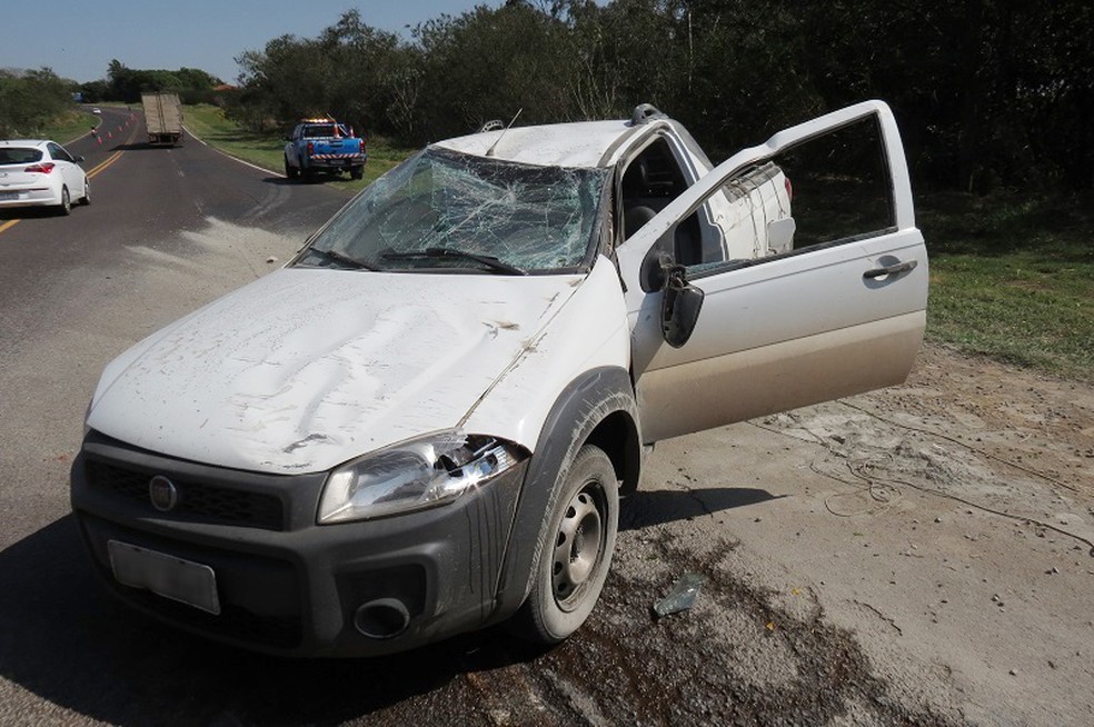 Carro capotou na SP-294, em Dracena — Foto: Jorge Zanoni