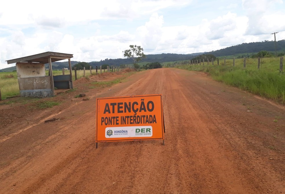 DER informou ter interditado o local e disse que trabalha na recuperação de trecho da estrada rural em Cacaulândia. — Foto: Divulgação/DER-RO