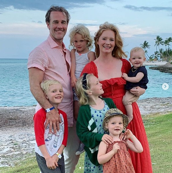 James Van Der Beek Posa Com A Família E Anuncia Que Será Pai Pela 6ª Vez Quem Quem News 