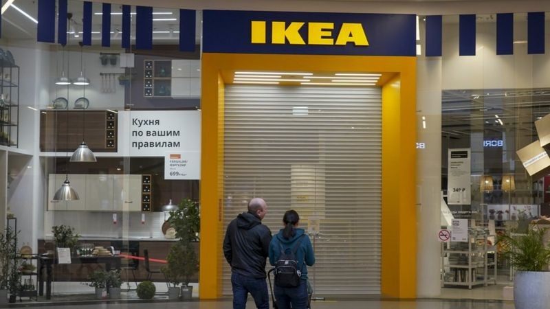 Um casal do lado de fora de uma loja Ikea fechada em Moscou (Foto: Getty Images via BBC News)