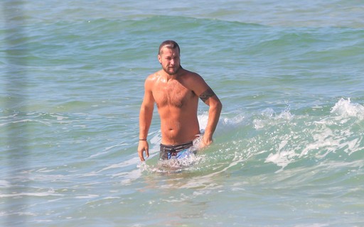 Diego Alemão toma banho de mar em praia carioca