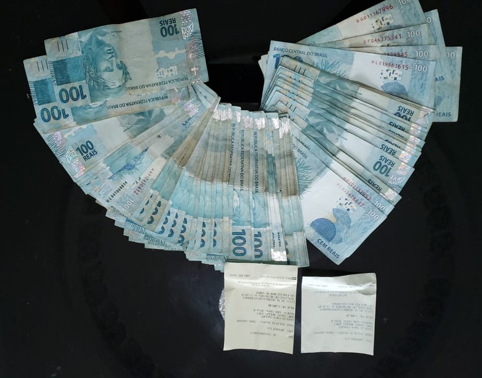 Dinheiro encontrado na casa de Roniel — Foto: Reprodução