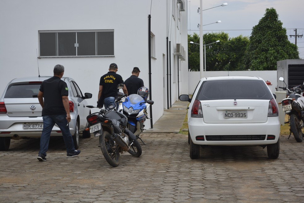 Quatro pessoas foram presas em Ariquemes (Foto: Jeferson Carlos/G1)