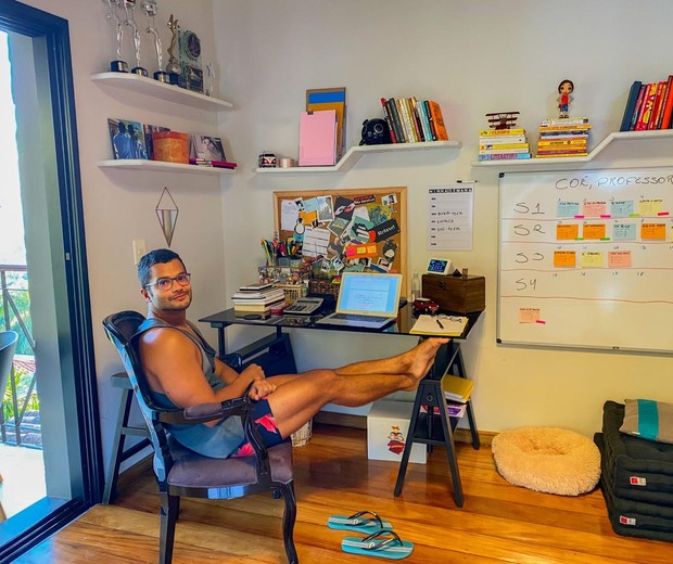 Junior Figueiredo em seu escritório na mansão onde mora com Rodrigo SantAnna no Rio (Foto: Acervo pessoal)