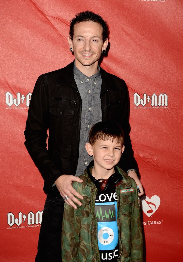 O músico Chester Bennington com um de seus filhos (Foto: Getty Images)