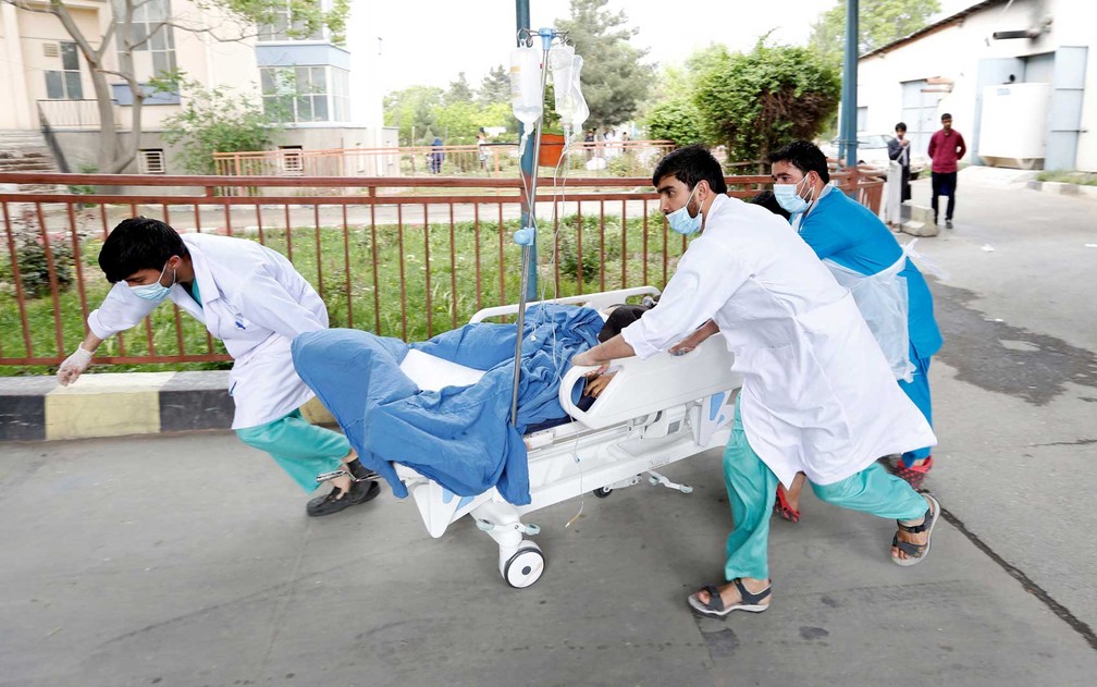 Equipe de socorristas transportam um ferido para um hospital após ataque suicida em Cabul, no Afeganistão. No Oriente Médio, suicídios aumentaram 100% entre 1990 e 2015 (Foto: Mohammad Ismail / Reuters)