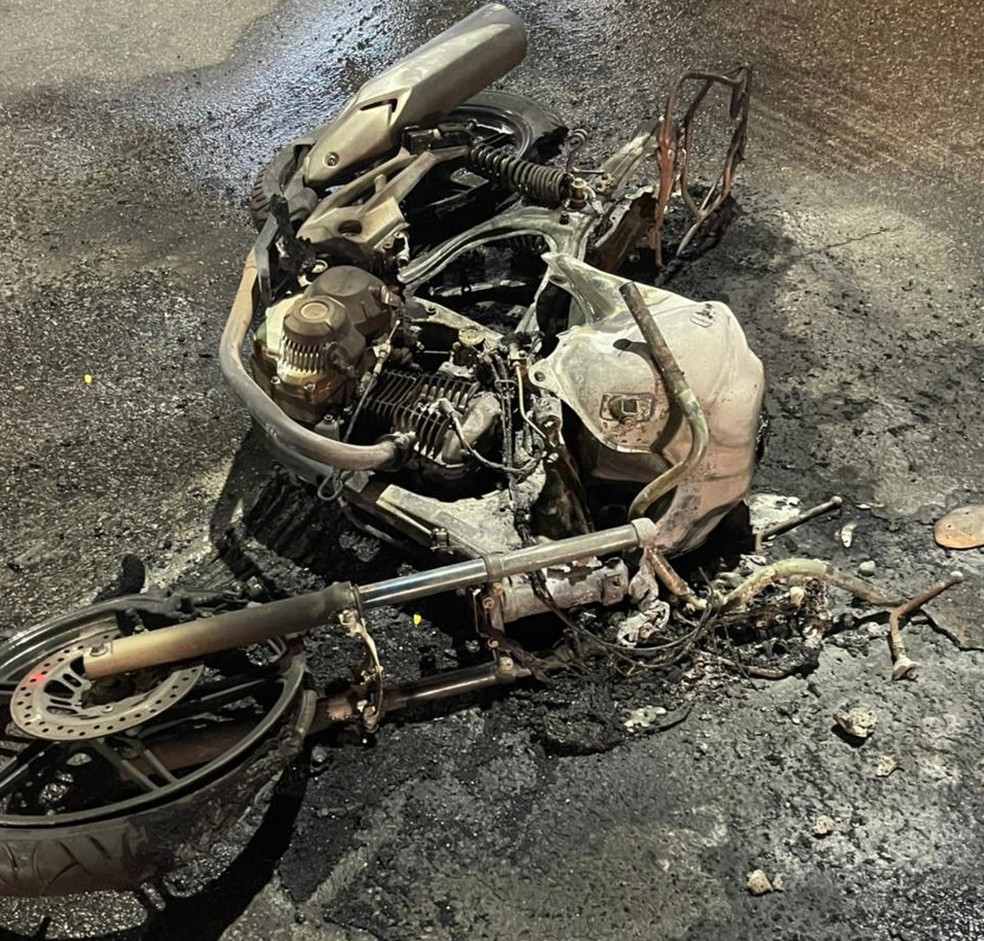 Motocicleta pegou fogo em acidente com carro na Av. Amélia Rosa, Maceió; motociclista morreu — Foto: Corpo de Bombeiros de Alagoas