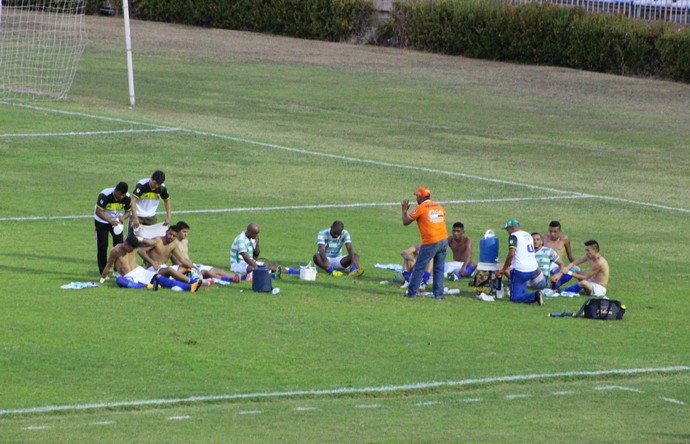 Lancuna conversa com jogadores no intervalo de partida contra o Icasa (Foto: Joana D'arc Cardoso)