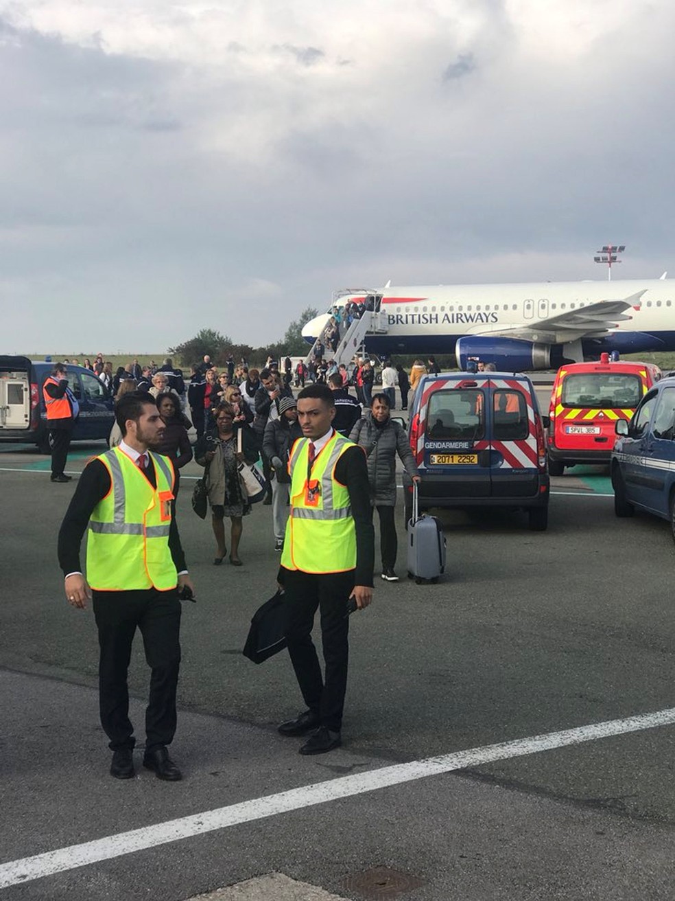 Passageiro mostra momento em que avião é evacuado em aeroporto de Paris (Foto: Twitter/James Anderson/via REUTERS)