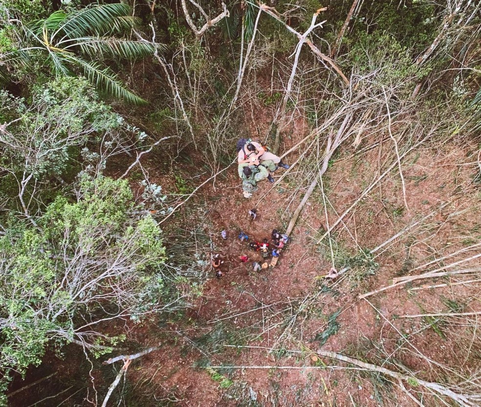 Aeronave do Exército resgatou pessoas que foram feridas durante as buscas pelos caçadores. — Foto: Divulgação