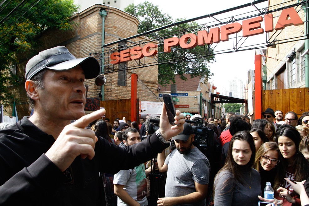 Manifestantes favoráveis e contrários à palestra da filósofa Judith Butler protestam no Sesc (Foto: Fábio Vieira/Fotorua/Estadão Conteúdo)