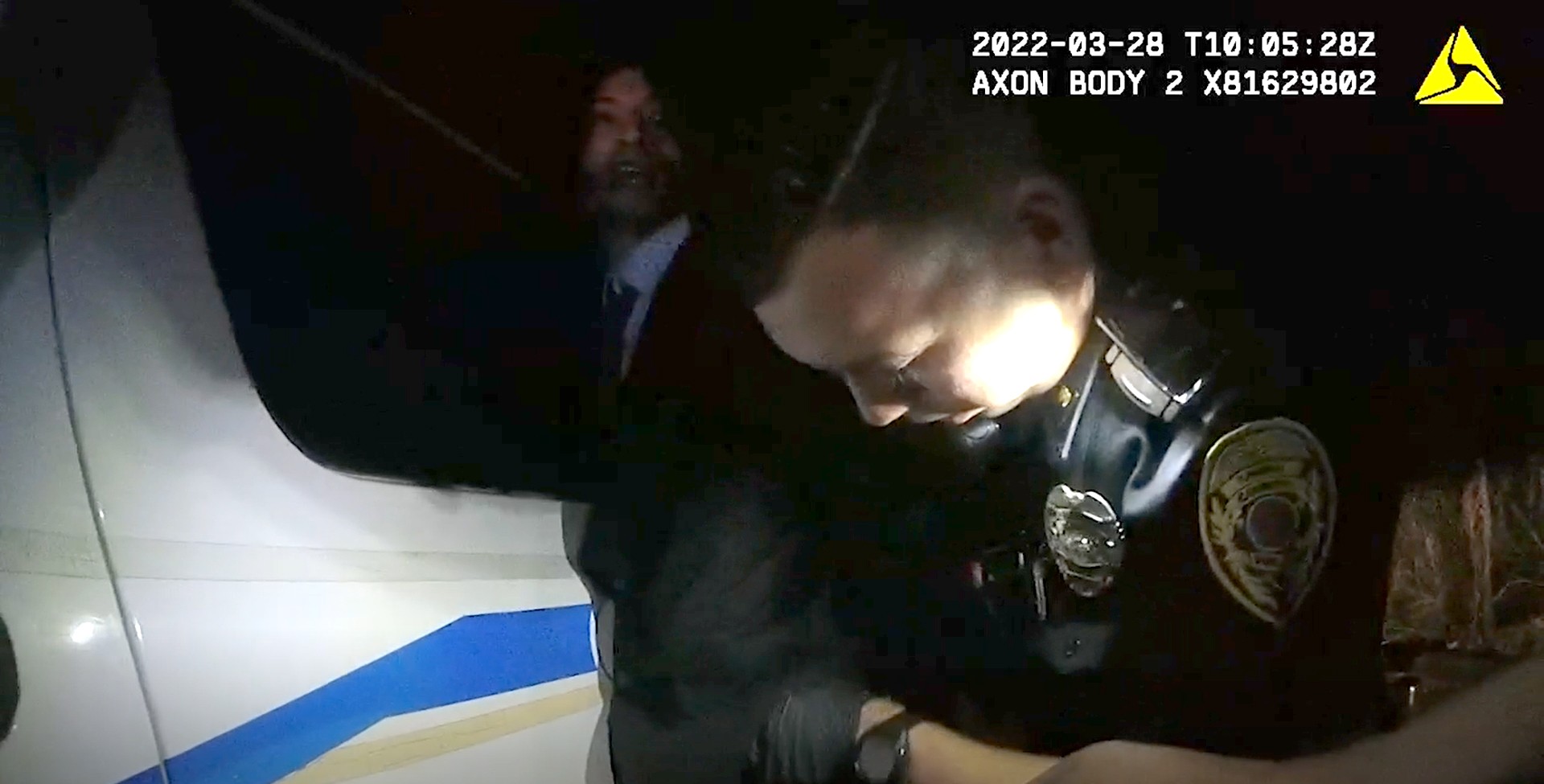 Câmera presa no uniforme de policial mostra o momento da prisão de Ezra Miller no Havaí em março de 2022 (Foto: reprodução)