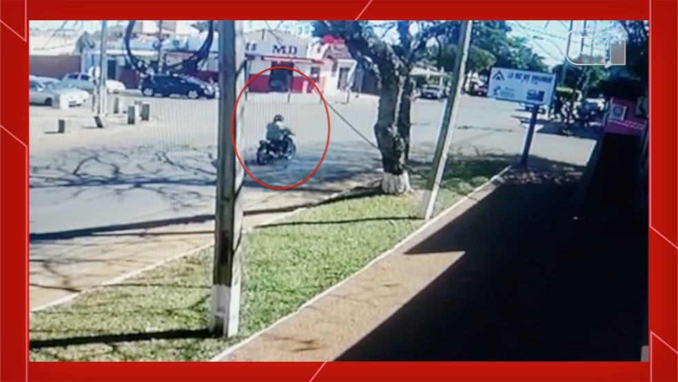Imagens de câmeras de segurança captaram ação de pistoleiro que matou funcionário da Aduana em Pedro Juan Caballero — Foto: Câmeras de segurança/Reprodução