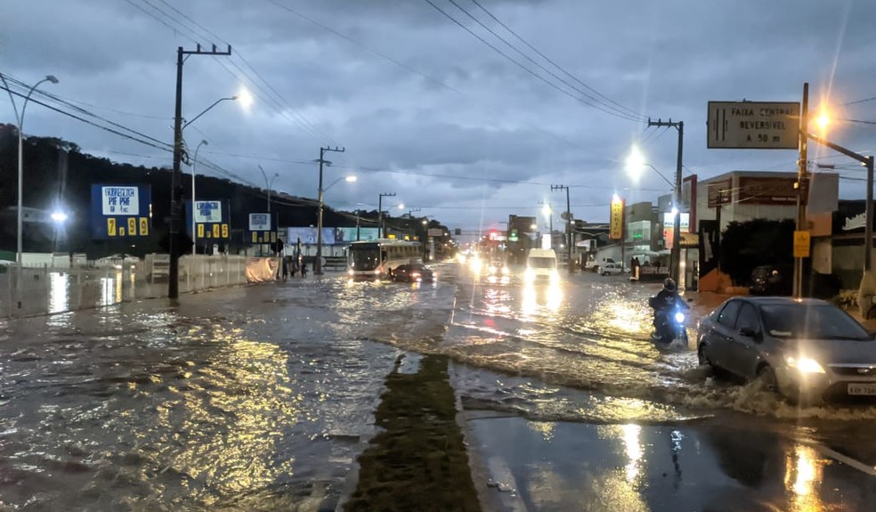 SC-405 ficou alagada em Florianópolis  — Foto: André Zanfonatto/NSC TV