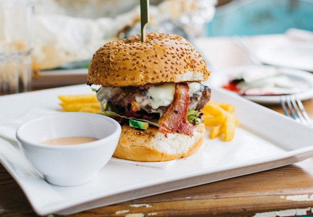 Chamado de "hambúrguer misturado", a nova linha da Tyson Foods mistura carne bovina com ervilha.  (Foto: Divulgação)